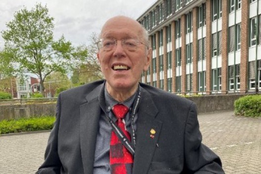 Dr. Clemens Kopp lächelt vor dem Pulheimer Rathaus bei seiner Ehrung im Mai 2021